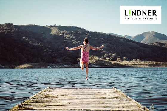 Eine Frau springt auf Linder See
