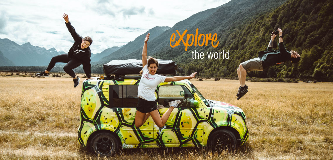 Exciting Offers in einem Bild von Gruppe von Junge springen neben dem Auto  