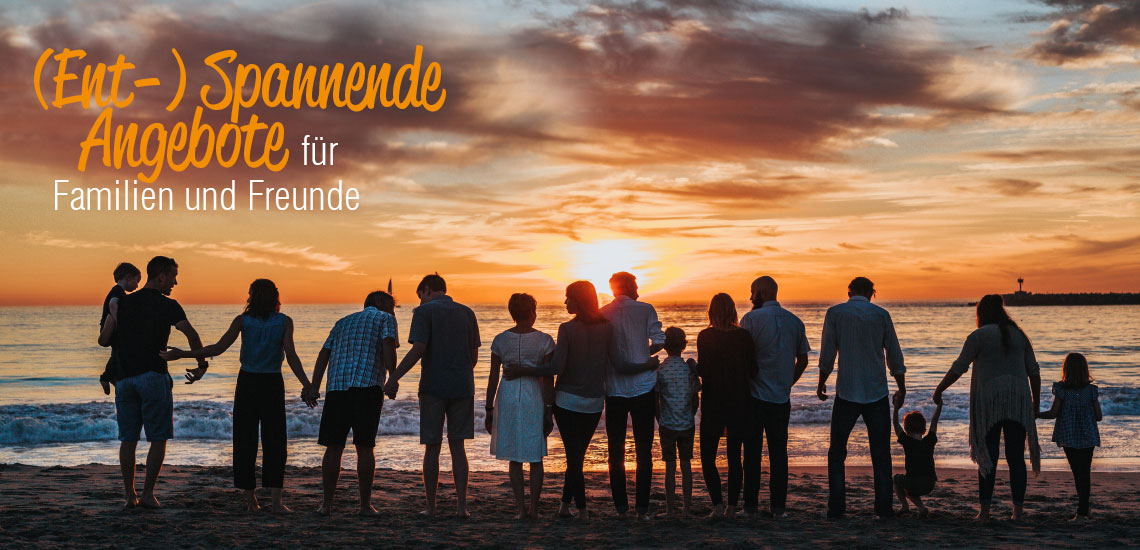 Entspannende Angebot für Familien und Freunde in einem Bild von viele Gruppe stehen am Strand 