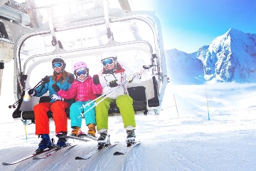 Snowtrex Familie im Skilift Angebot bei pepXcite